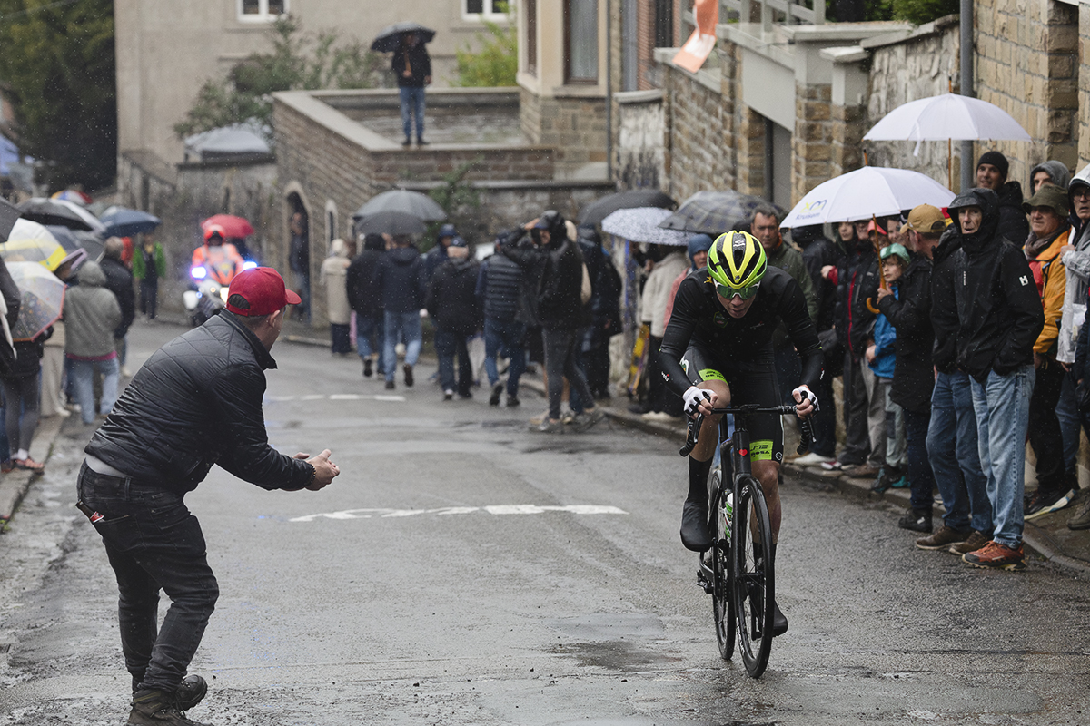 La Flèche Wallonne 2025 - Leander Van Hautegem is encouraged by a fan on the Mur de Huy