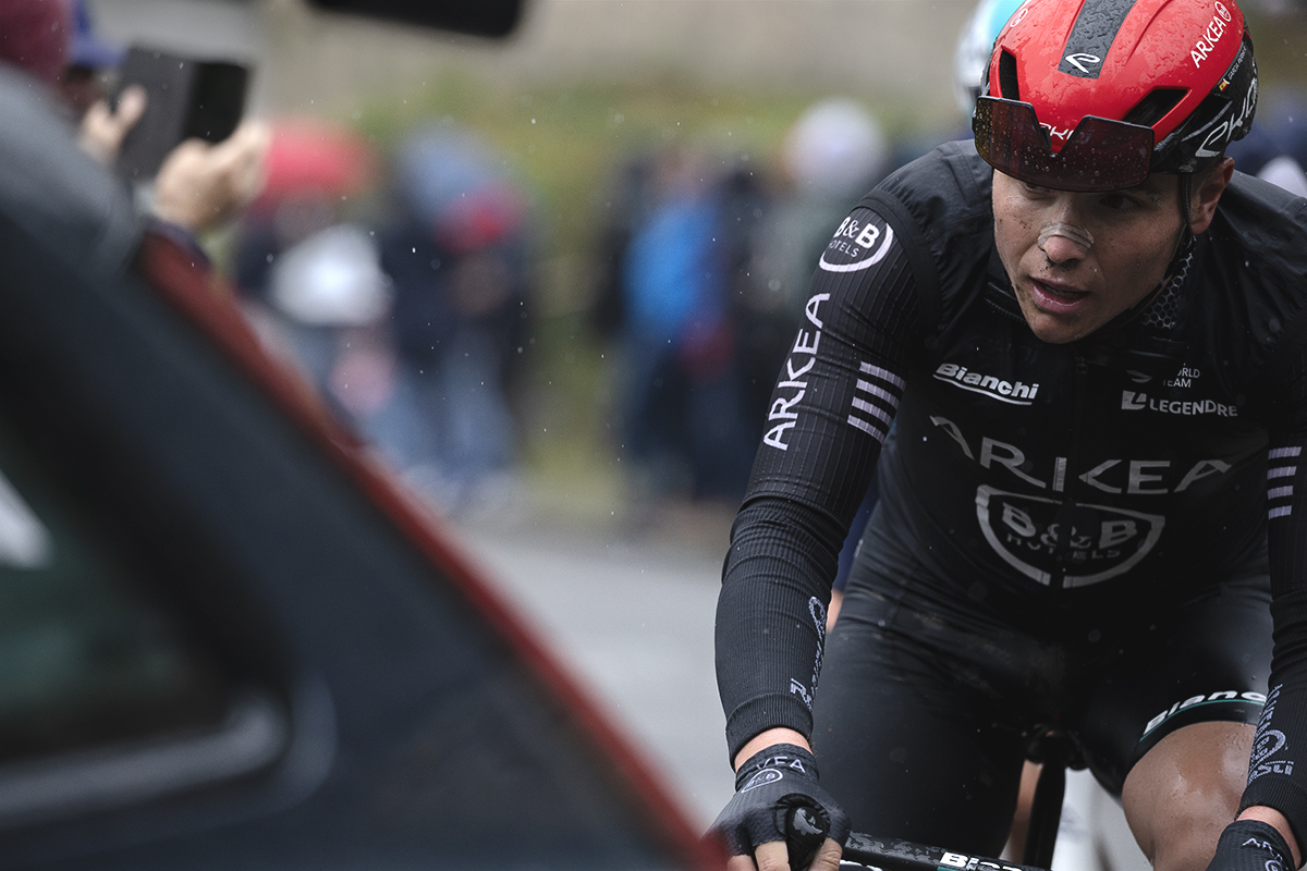 La Flèche Wallonne 2025 - Raúl García Pierna climbs the Mur de Huy in the rain