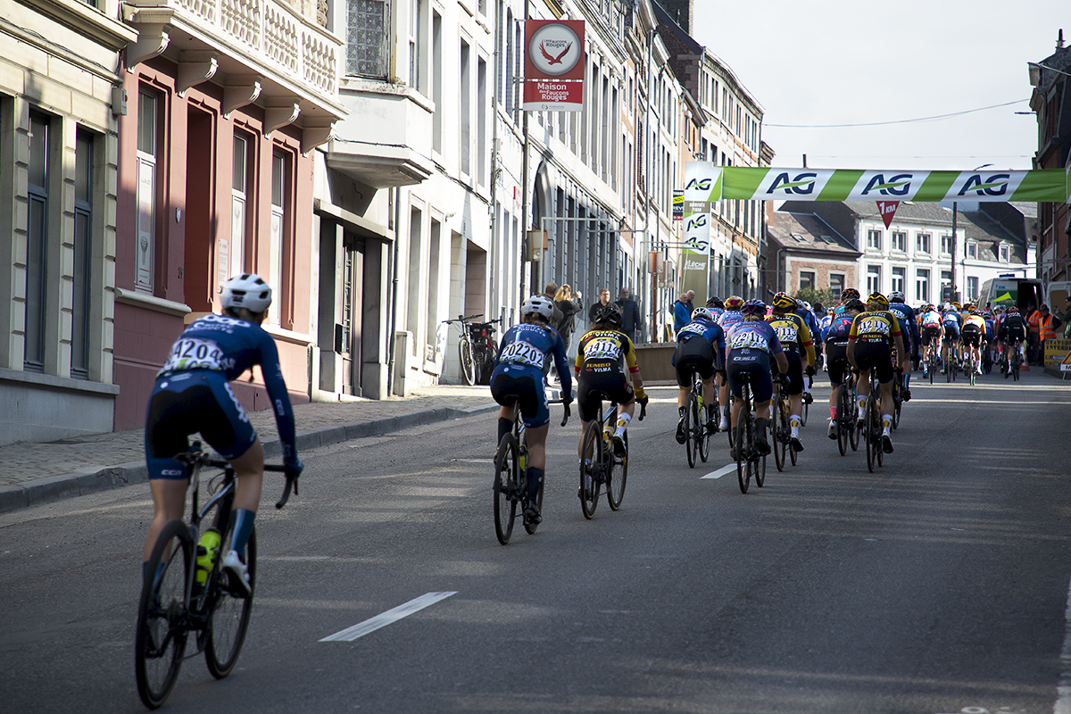 La Flèche Wallonne Femmes 2023 - Riders approach the flamme rouge on the Rue du Marché in Huy