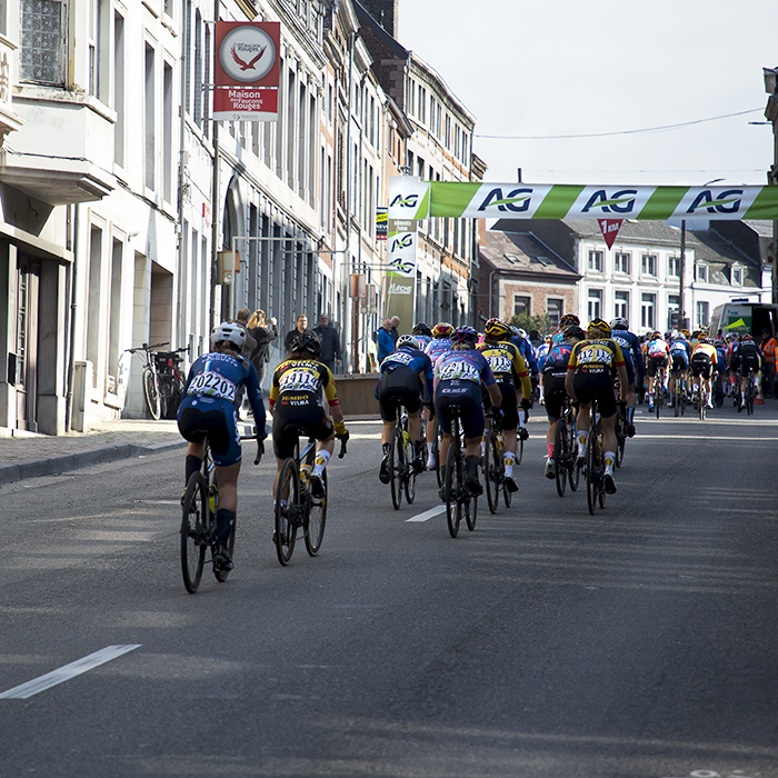 La Flèche Wallonne Femmes 2023 - Riders approach the flamme rouge on the Rue du Marché in Huy