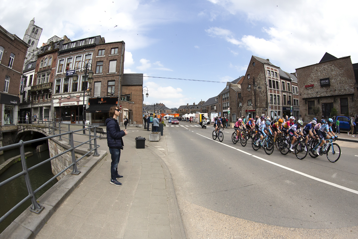 La Flèche Wallonne Femmes 2023 - The peloton on the Avenue des Ardennes are watched by a fan in sunglasses