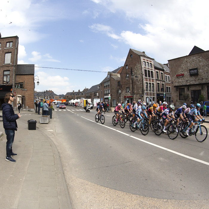 La Flèche Wallonne Femmes 2023 - The peloton on the Avenue des Ardennes are watched by a fan in sunglasses