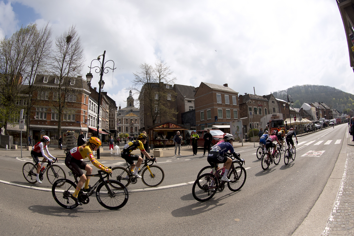 La Flèche Wallonne Femmes 2023 - Riders pass down the Avenue des Ardennes on the way to the Mur