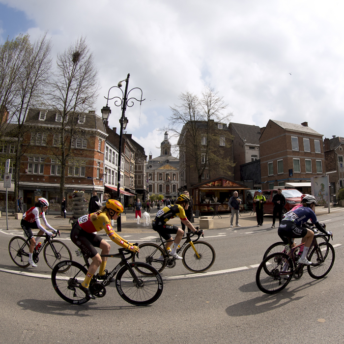 La Flèche Wallonne Femmes 2023 - Riders pass down the Avenue des Ardennes on the way to the Mur