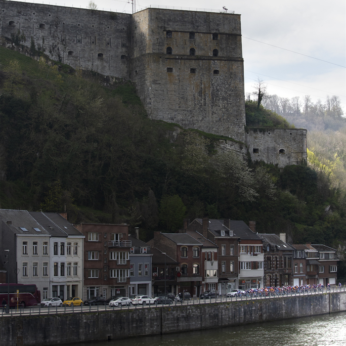 La Flèche Wallonne Femmes 2023 - The peloton rides along the River Meuse with the citadel in the background