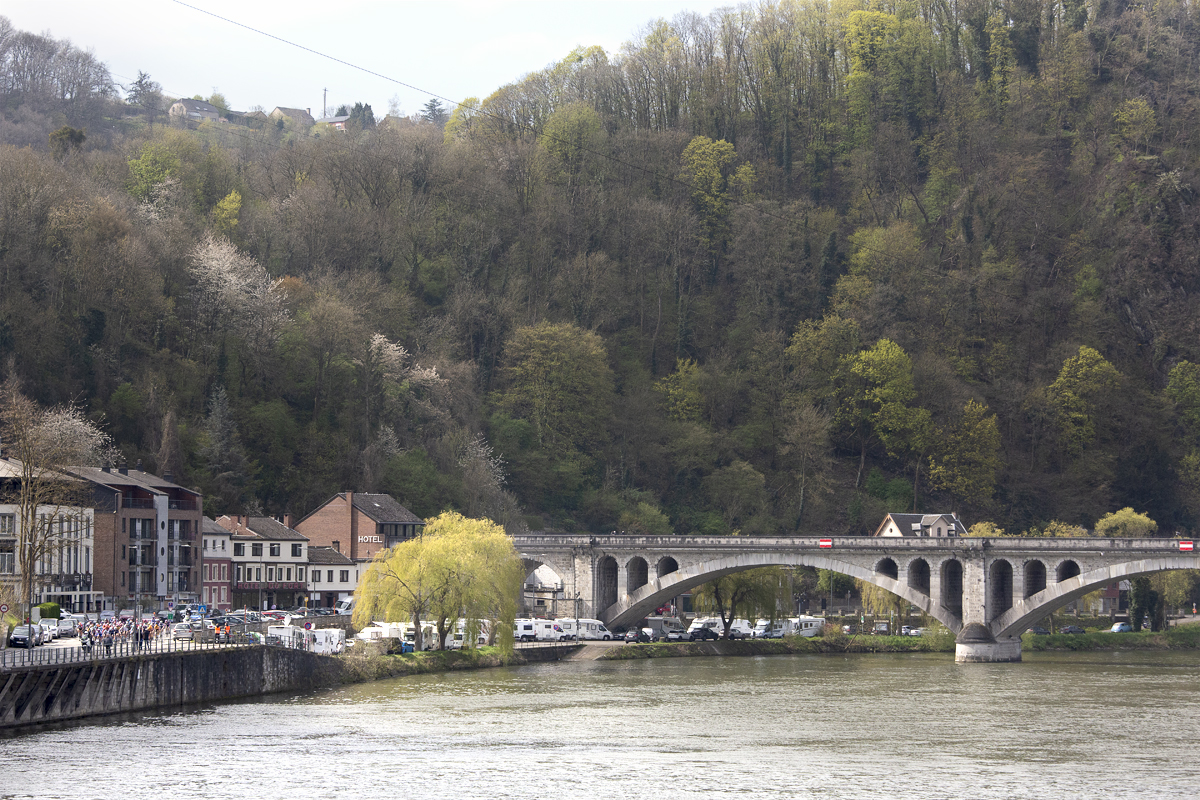 La Flèche Wallonne Femmes 2023 - The peloton reaches Huy and passes close to the Pont de Fer