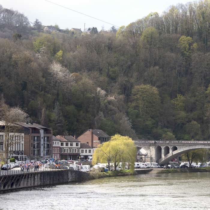 La Flèche Wallonne Femmes 2023 - The peloton reaches Huy and passes close to the Pont de Fer