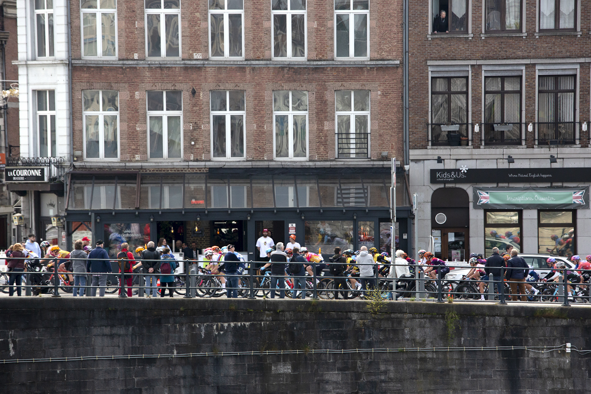 La Flèche Wallonne Femmes 2023 - The peloton passes the Quai de Namur