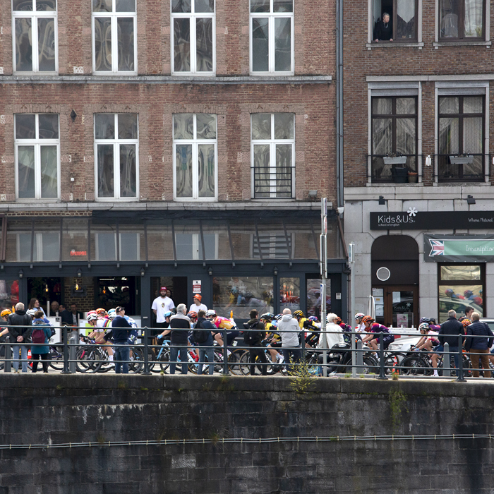 La Flèche Wallonne Femmes 2023 - The peloton passes the Quai de Namur