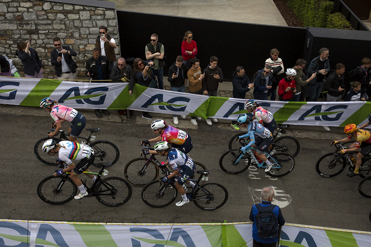 La Flèche Wallonne Femmes 2023 - A group of riders seen from above climb the Mur de Huy