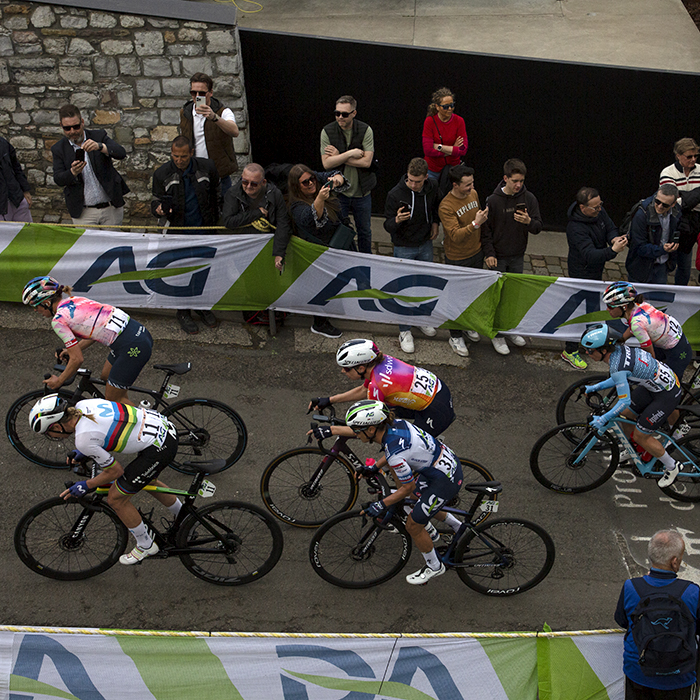 La Flèche Wallonne Femmes 2023 - A group of riders seen from above climb the Mur de Huy