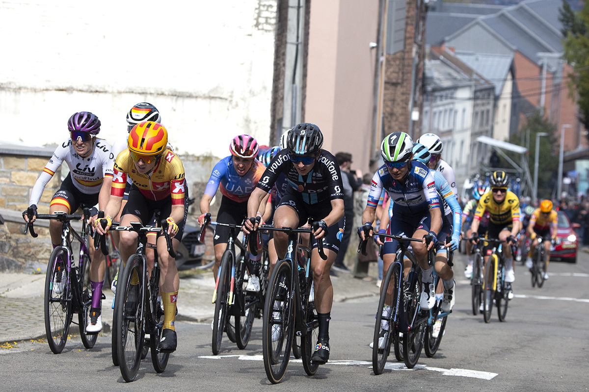 La Flèche Wallonne Femmes 2023 - Peloton on the Mur de Huy