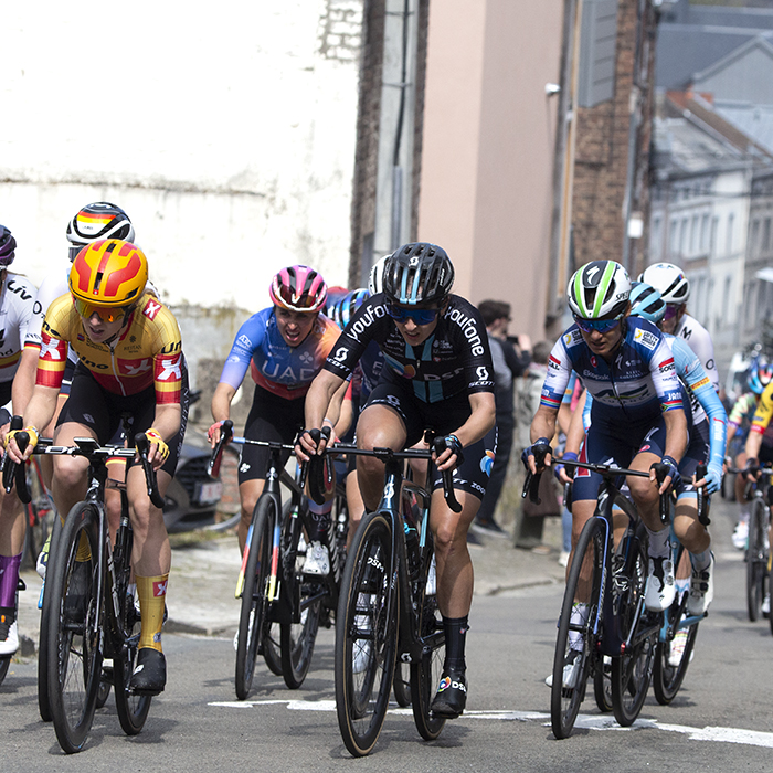 La Flèche Wallonne Femmes 2023 - Peloton on the Mur de Huy