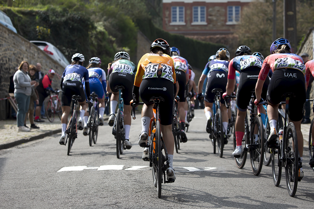 La Flèche Wallonne Femmes 2023 - The back of the peloton on the Mur de Huy