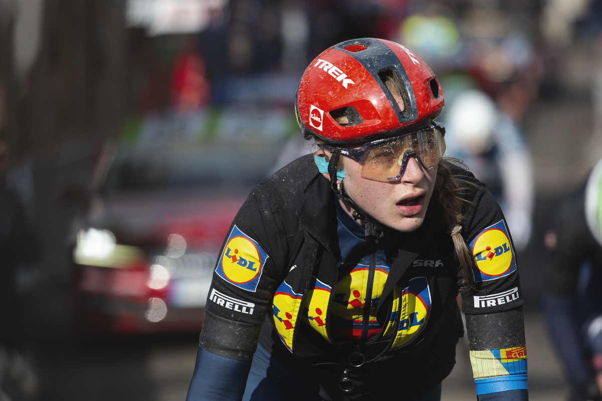 La Flèche Wallonne Femmes 2024 - Elynor Bäckstedt of Lidl - Trek looks up at the climb in front of her