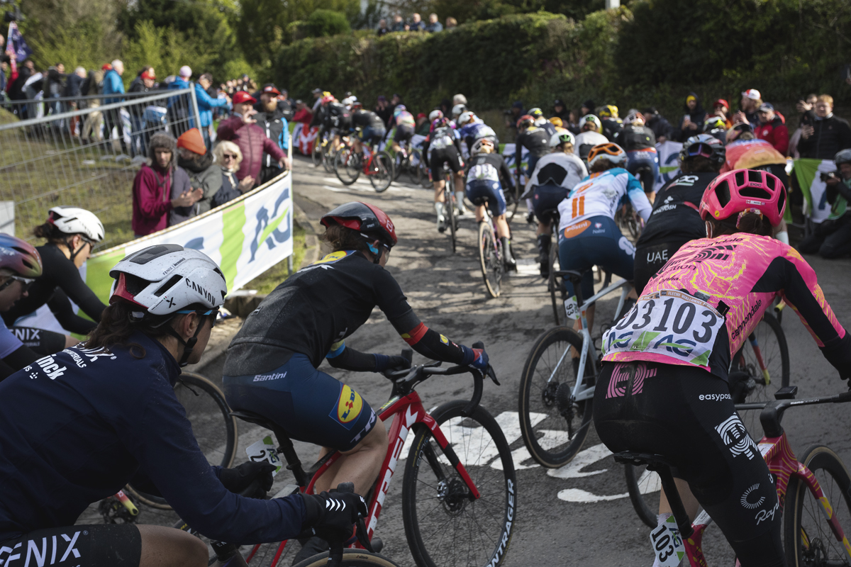 La Flèche Wallonne Femmes 2024 - The race rounds one of the corners on the Mur de Huy