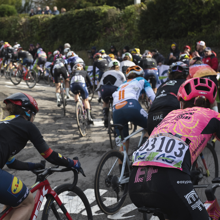 La Flèche Wallonne Femmes 2024 - The race rounds one of the corners on the Mur de Huy