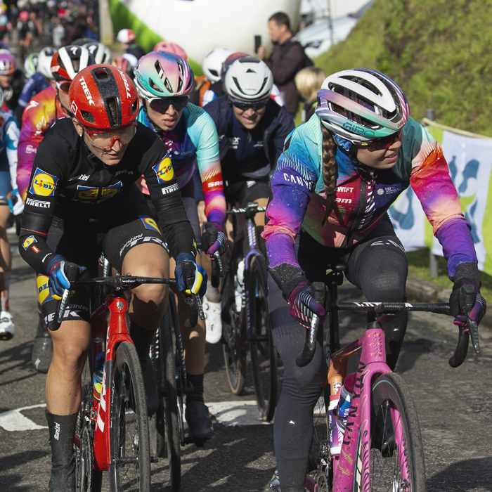 La Flèche Wallonne Femmes 2024 - The peloton climbs the Mur de Huy