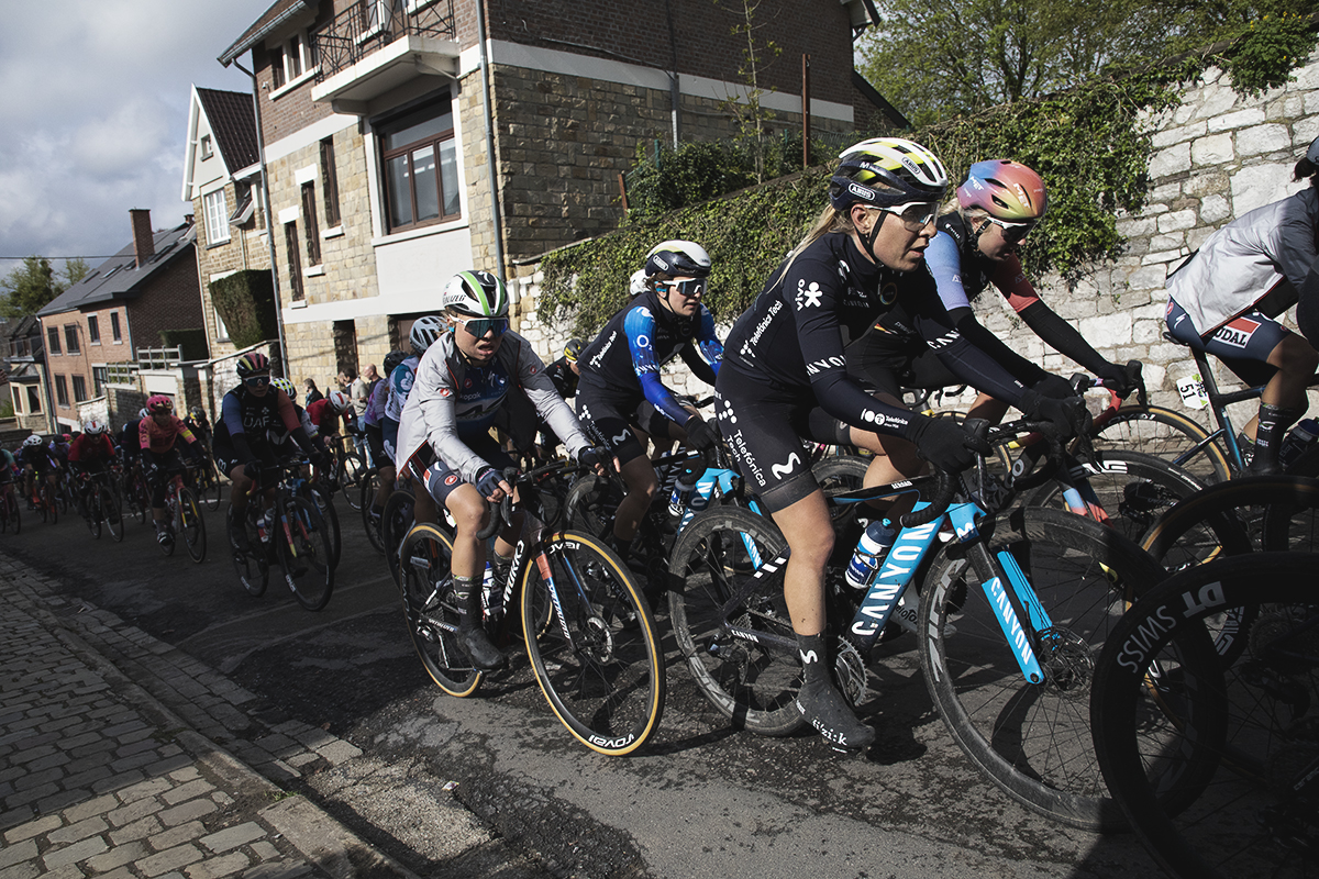 La Flèche Wallonne Femmes 2024 - A group of riders tackle the Mur de Huy