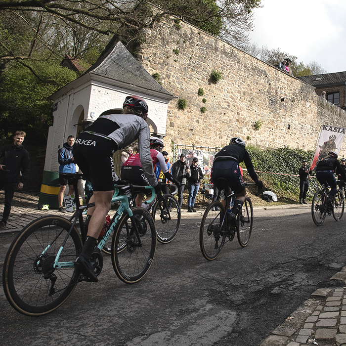 La Flèche Wallonne Femmes 2024 - Riders pass one of the small chapels on the Mur de Huy
