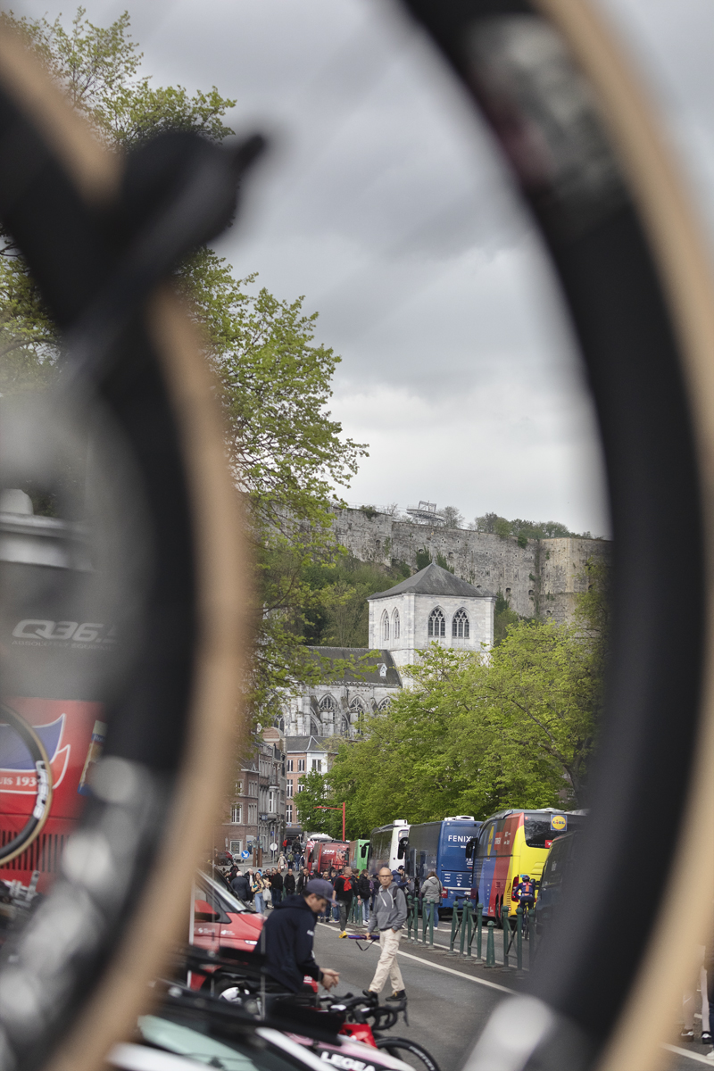 La Flèche Wallonne Femmes 2025 - Collégiale Notre-Dame et Saint-Domitien seen through the wheel of a bike