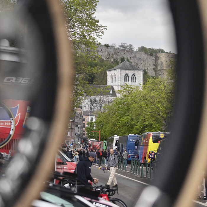 La Flèche Wallonne Femmes 2025 - Collégiale Notre-Dame et Saint-Domitien seen through the wheel of a bike