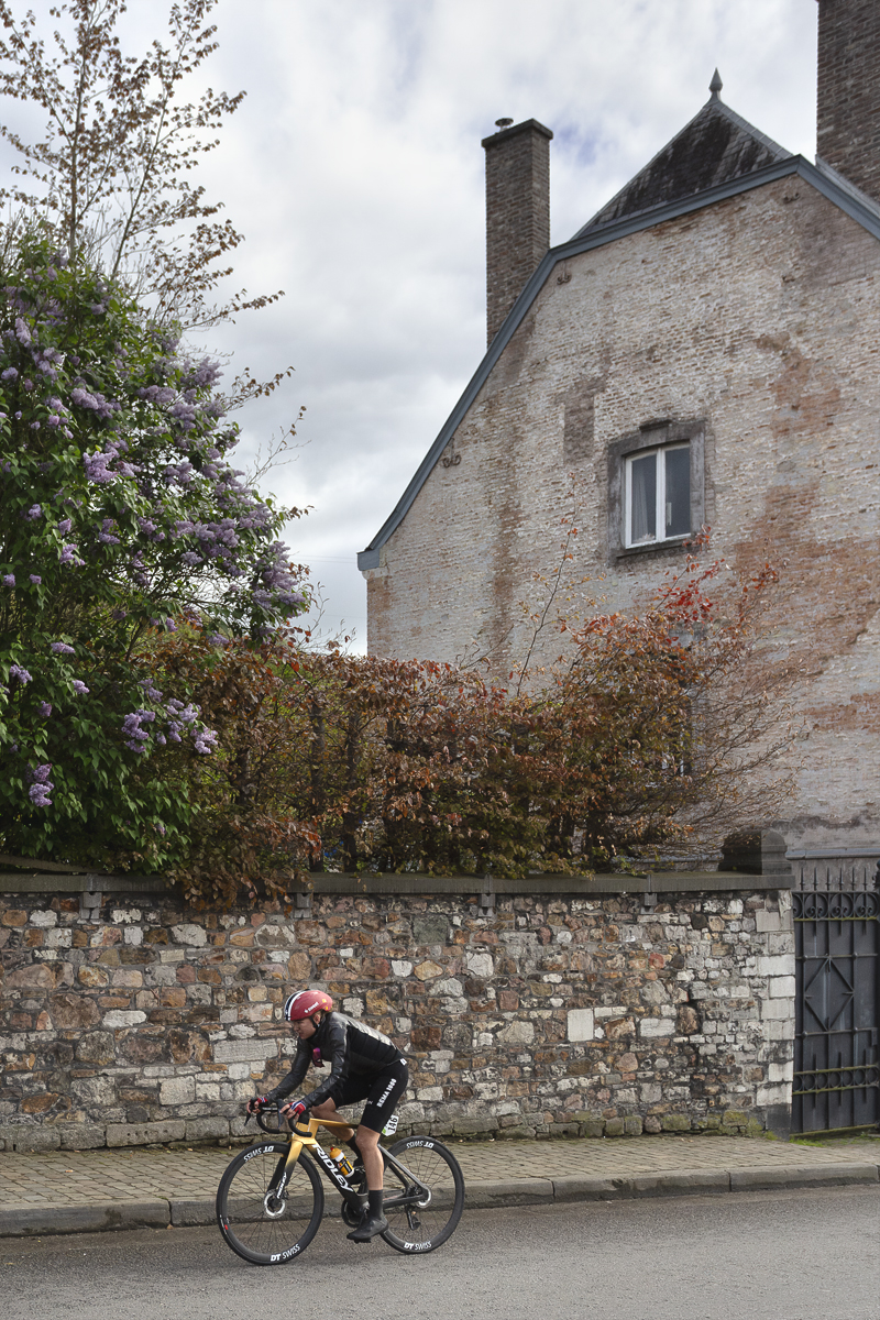 La Flèche Wallonne Femmes 2025 - Mie Bjørndal Ottestad races past a stone wall and elaborate gates in Huy