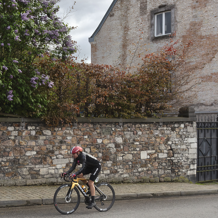 La Flèche Wallonne Femmes 2025 - Mie Bjørndal Ottestad races past a stone wall and elaborate gates in Huy