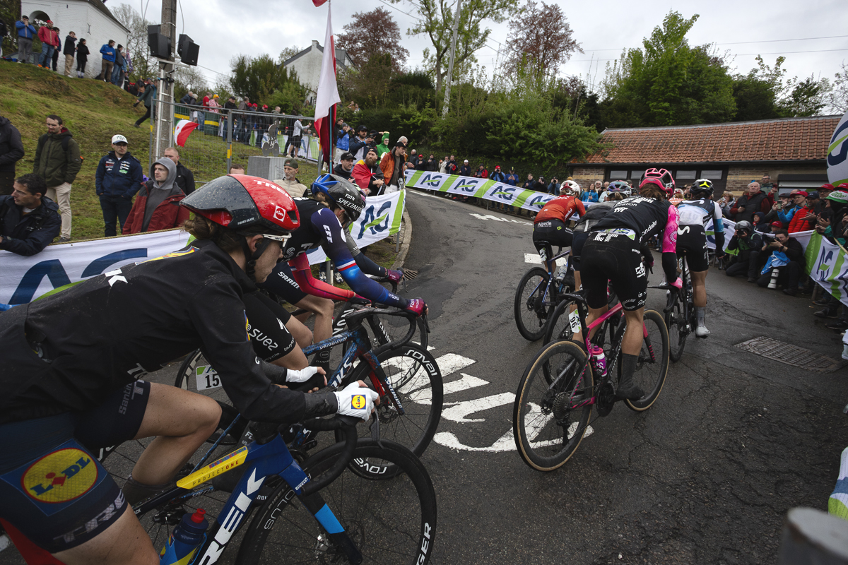 La Flèche Wallonne Femmes 2025 - Riders make their way round one of the iconic bends on the climb of the Mur de Huy