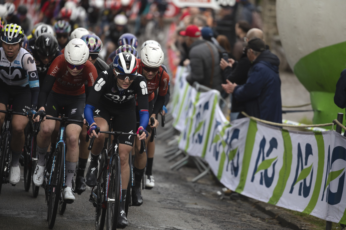 La Flèche Wallonne Femmes 2025 - An elite group of riders tackles the climb of the Mur de Huy