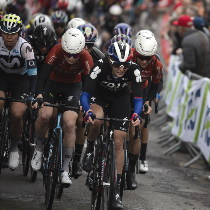 La Flèche Wallonne Femmes 2025 - An elite group of riders tackles the climb of the Mur de Huy