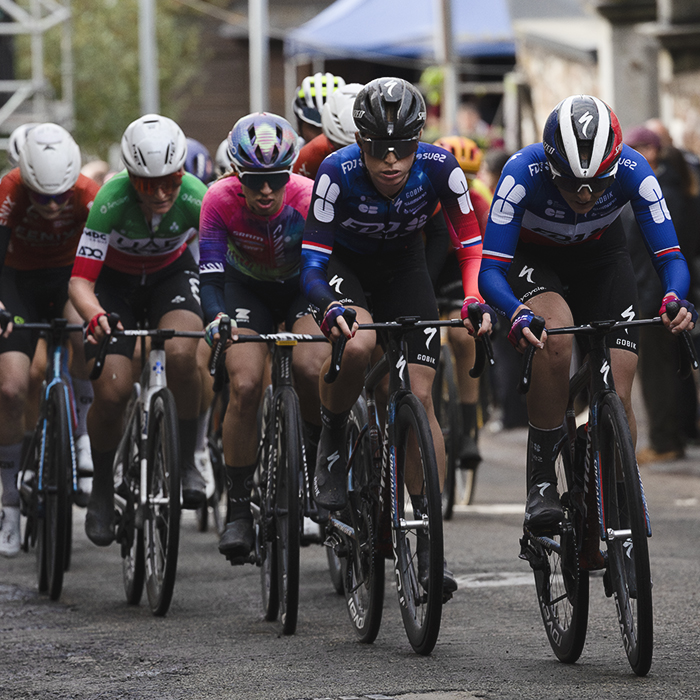 La Flèche Wallonne Femmes 2025 - A group of riders begin the climb of the Mur de Huy