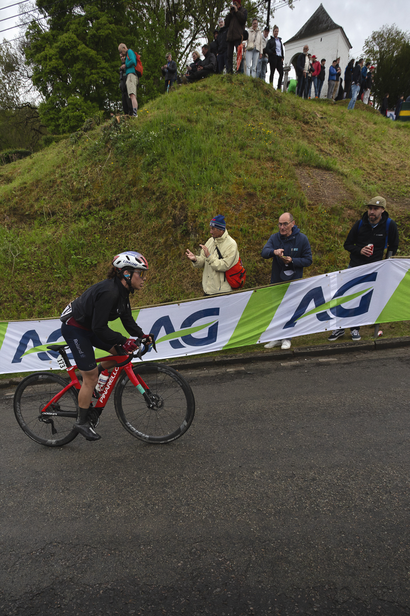 La Flèche Wallonne Femmes 2025 - Giulia Giuliani is encouraged by spectators on the climb