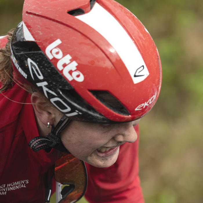 La Flèche Wallonne Femmes 2025 - Lucy Bénézet Minns grits her teeth and grimaces with determination on the climb