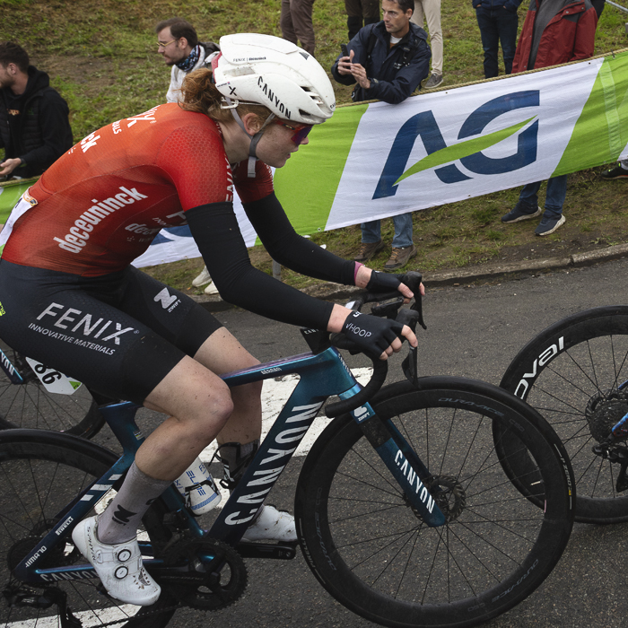 La Flèche Wallonne Femmes 2025 - Puck Pieterse is encouraged by fans on the climb