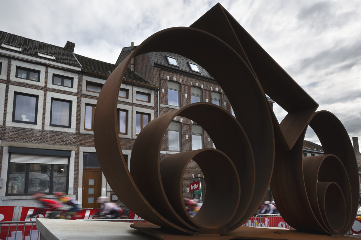 La Flèche Wallonne Femmes 2025 - The race is seen through the sculpture of the Pythalor Cursoriam Murus