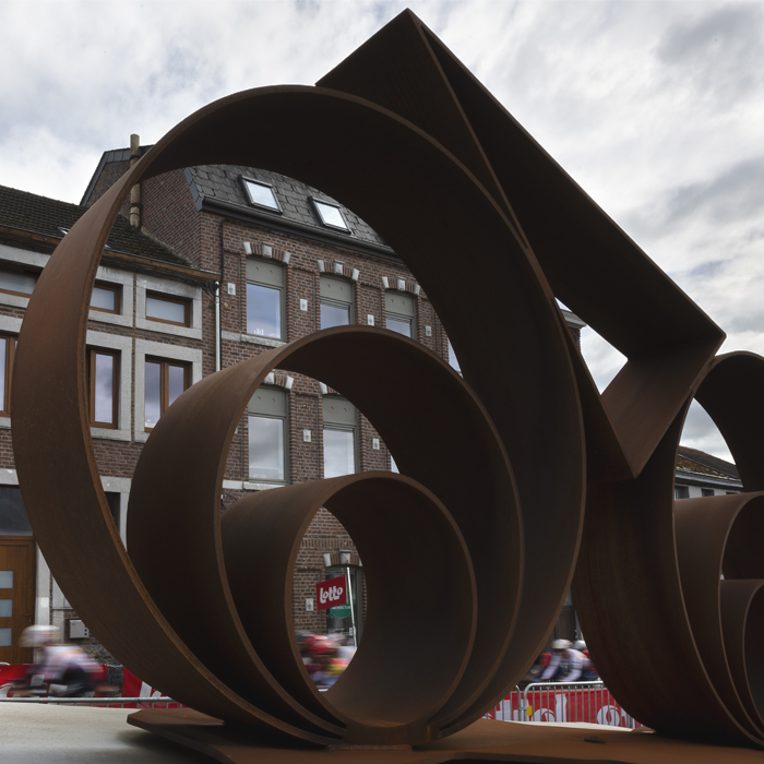 La Flèche Wallonne Femmes 2025 - The race is seen through the sculpture of the Pythalor Cursoriam Murus