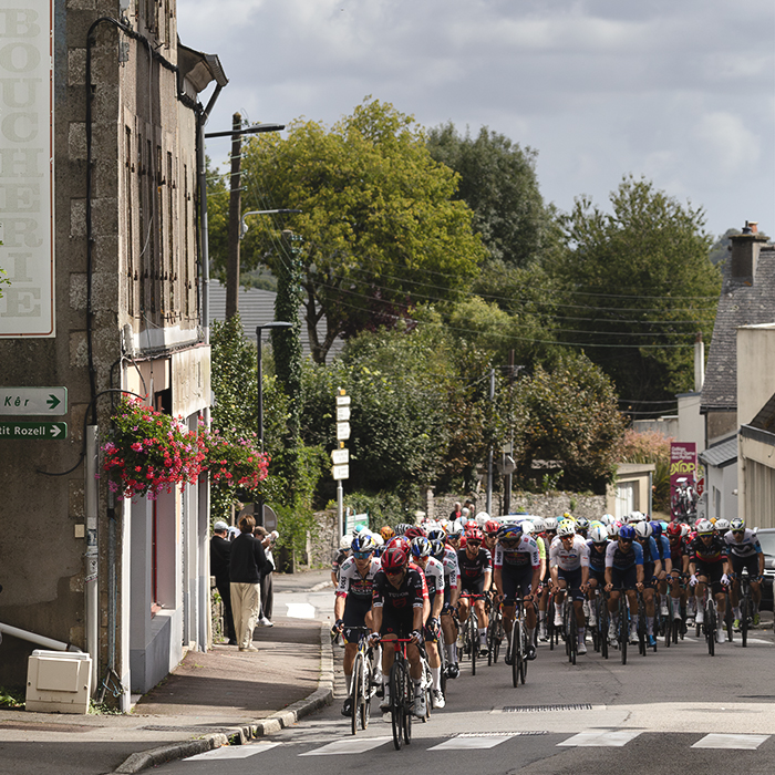Bretagne Classic - Ouest-France 2025 - The peloton approaches in Châteauneuf-du-Faou