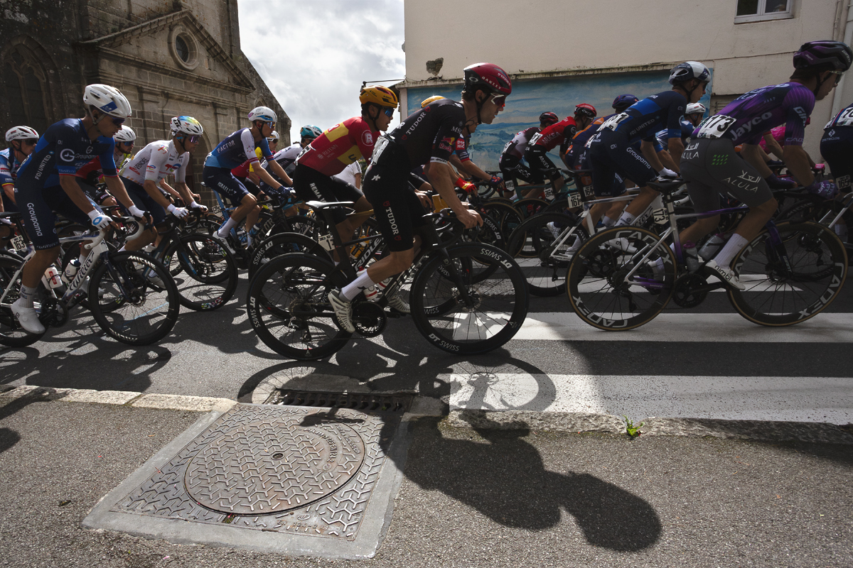 Bretagne Classic - Ouest-France 2025 - A side view of the peloton tackling the roads in Châteauneuf-du-Faou