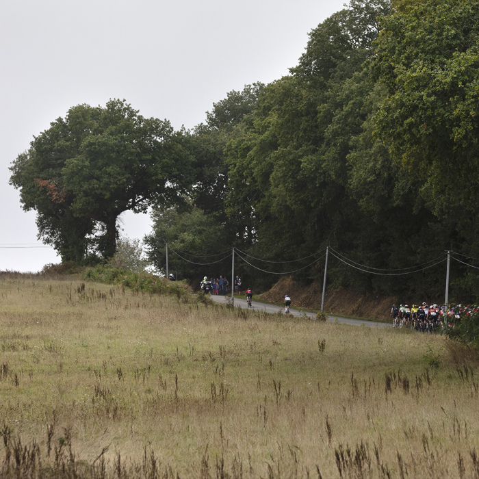 Classic Lorient Agglomération - Ceratizit 2025 - The peloton from a distance on a road flanked by open fields