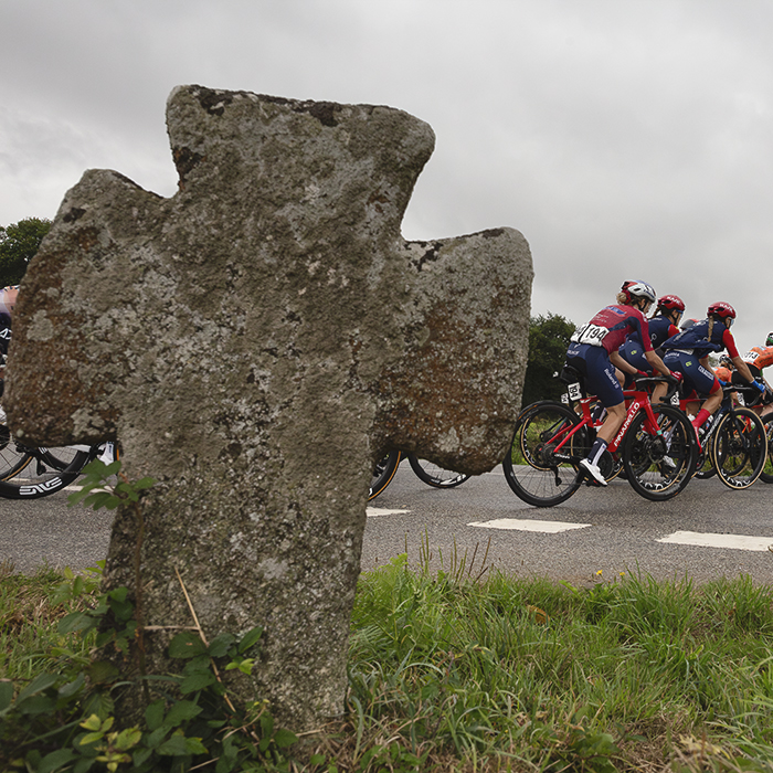 Classic Lorient Agglomération - Ceratizit 2025 - riders pass the stone cross of Croix De Brambanen