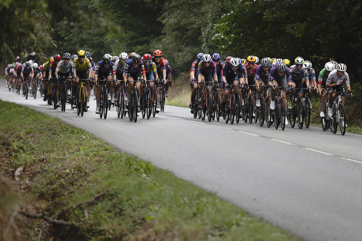 Classic Lorient Agglomération - Ceratizit 2025 - The peloton split into two groups during the race