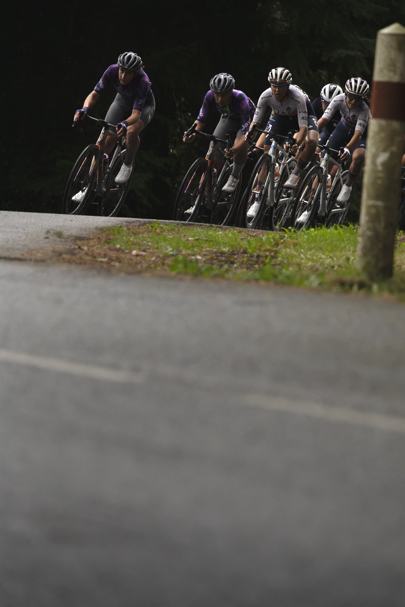 Classic Lorient Agglomération - Ceratizit 2025 - Riders round a corner on the race