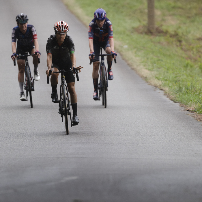 Classic Lorient Agglomération - Ceratizit 2025 - A rider acknowledges the photographer with a peace sign as they pass in a small group