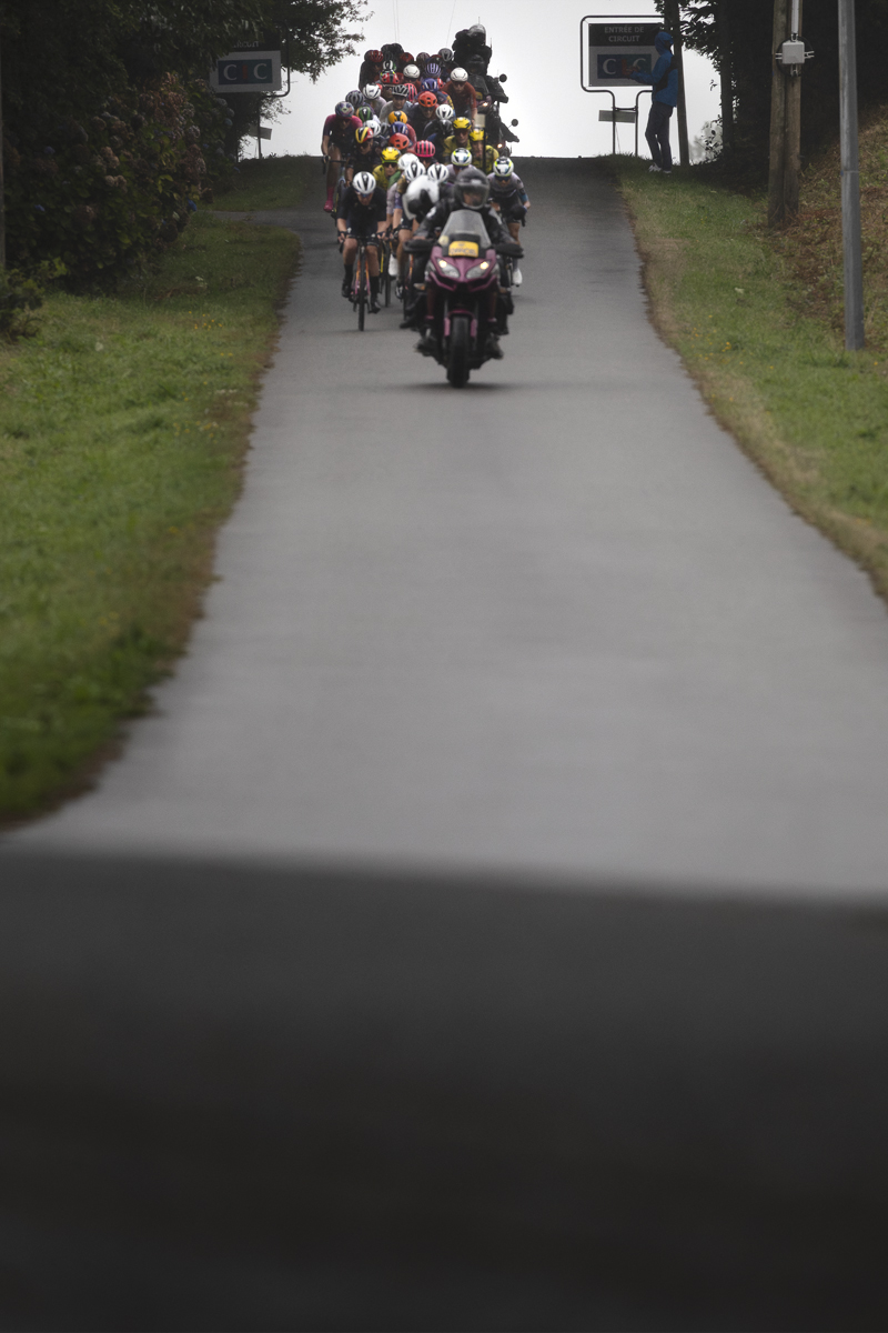 Classic Lorient Agglomération - Ceratizit 2025 - The peloton approaches down a long straight
