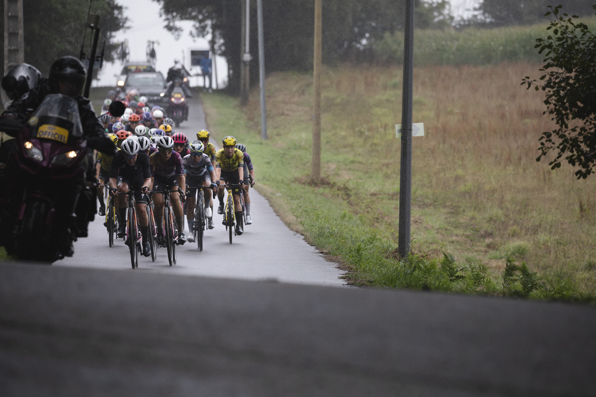 Classic Lorient Agglomération - Ceratizit 2025 - A TV moto leads the way as the peloton approaches