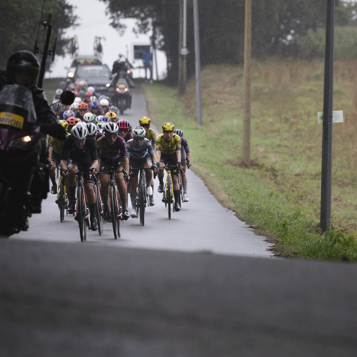Classic Lorient Agglomération - Ceratizit 2025 - A TV moto leads the way as the peloton approaches
