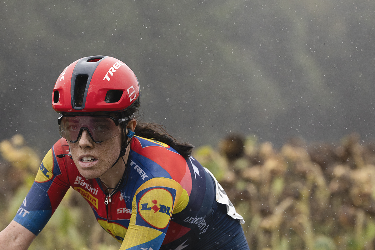 Classic Lorient Agglomération - Ceratizit 2025 - Anna Henderson rides through heavy rain during the race