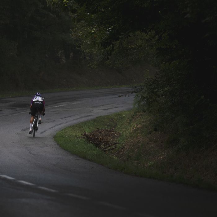 Classic Lorient Agglomération - Ceratizit 2025 - Cristina Tonetti seen from behind as she rounds a corner in a wooded section of the course