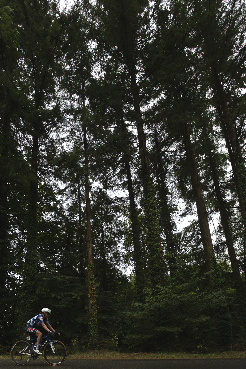 Classic Lorient Agglomération - Ceratizit 2025 - Julia Borgström cycles through dense woodland